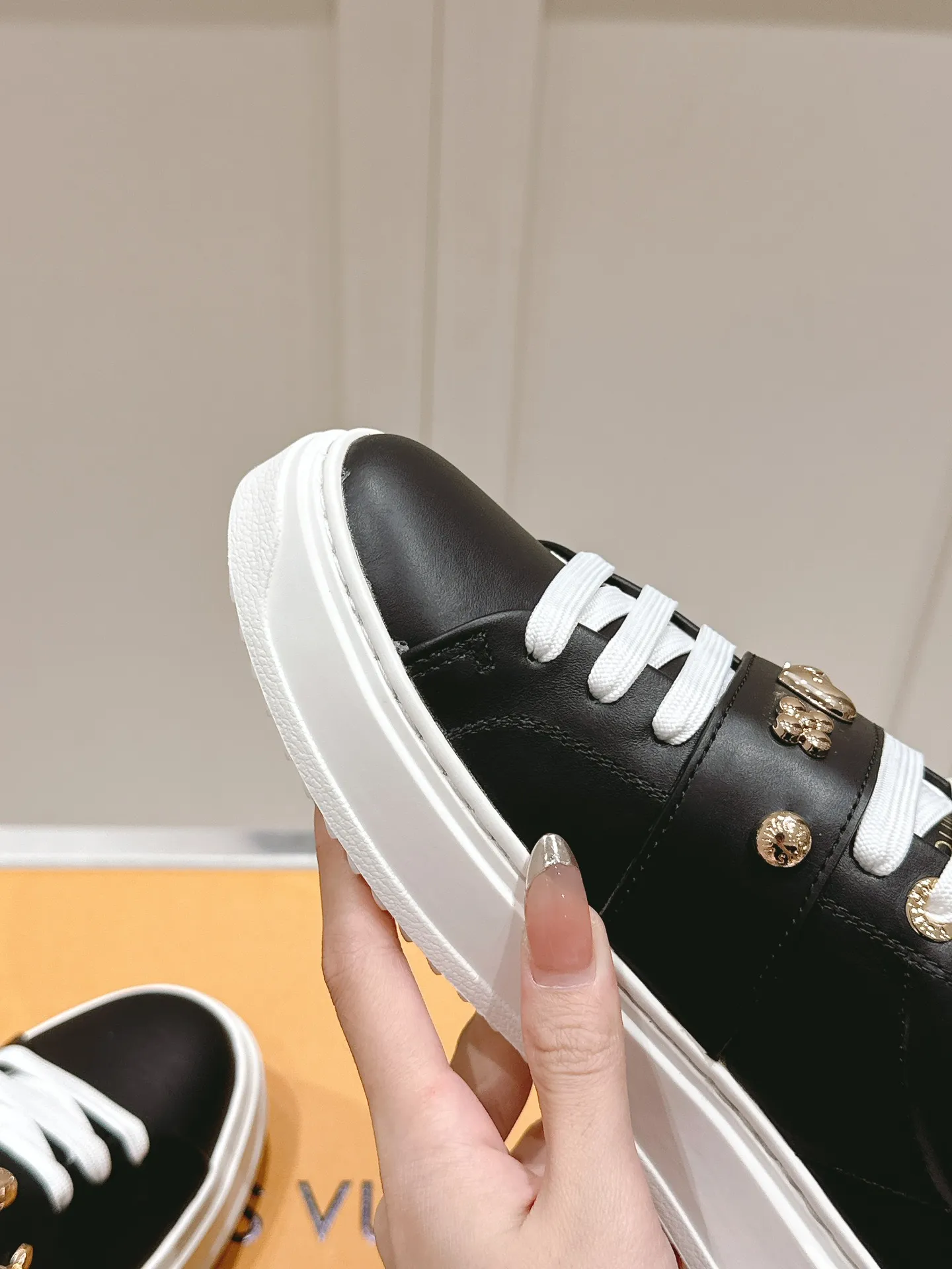👟👟Ex-factory price 560👟👟 LV new white shoes, four-leaf clover🍀sunflower🌞 charm, add naughty and lively color to simple white shoes, easy to wear and durable, code number: 35+40 (41 customized)